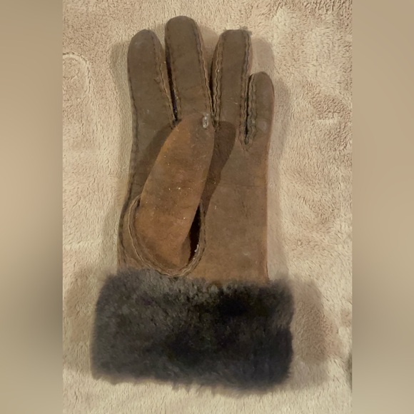 One Size Vintage Ugg Earmuffs & Gloves
- Sheepskin (from 2010s) - Picture 3 of 6